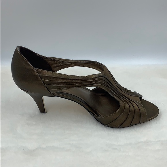 Ann Marino Logan Bronze Heels - Picture 4 of 8